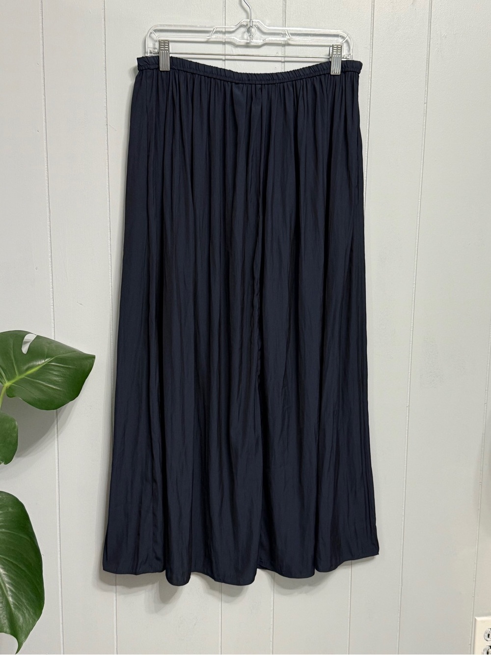 Tahari Navy  Midi Skirt lightweight ( material tag is removed)